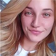 Ragazza di 21 anni diplomata in Lingue offre lezioni di Letteratura italiana, ma anche Inglese e Francese, ma anche altre materie (non chiedetemi matematica ahahaha)